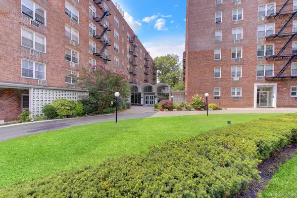 54-40 Little Neck Pkwy #6M, Little Neck, NY 11362