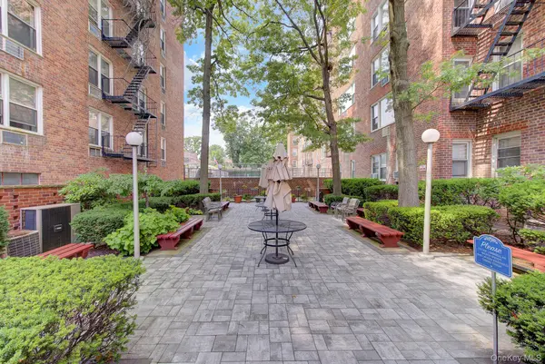 54-40 Little Neck Pkwy #6M, Little Neck, NY 11362