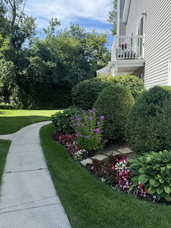 1326 Barclay LN, Deerfield, IL 60015