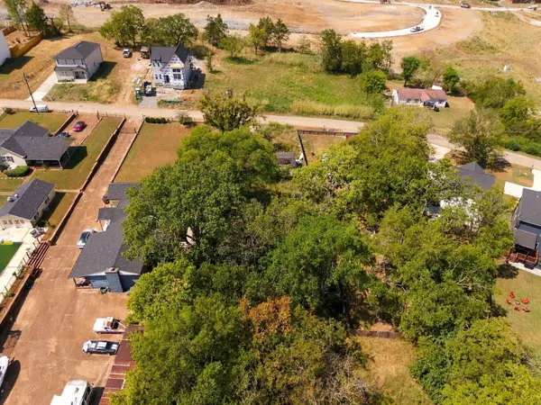 1522 E Stewarts Ln, Nashville, TN 37218