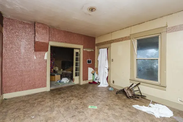 725 W 1st, Hutchinson, KS 67501