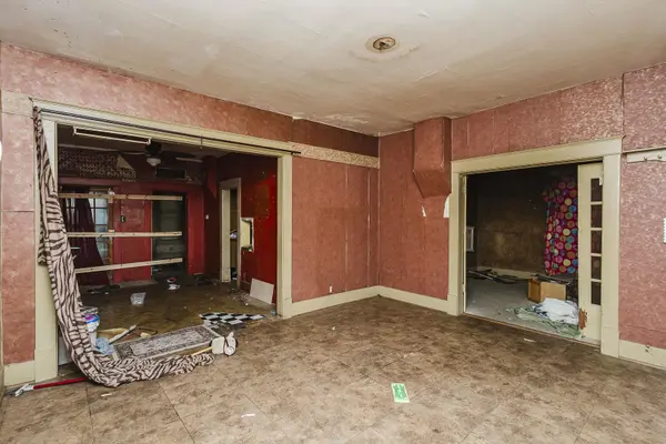 725 W 1st, Hutchinson, KS 67501
