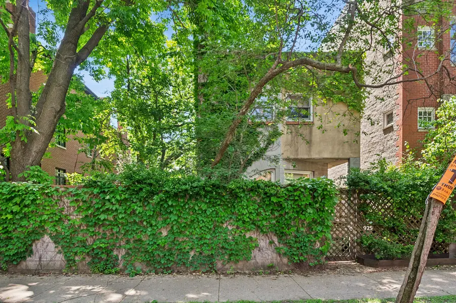 925 W Wolfram ST, Chicago, IL 60657