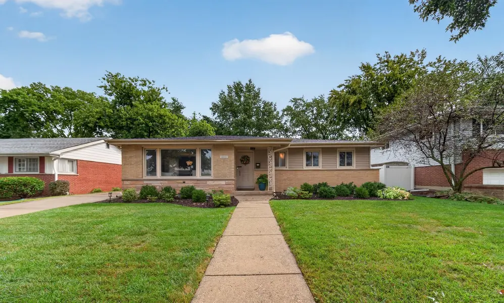863 S Cedar AVE, Elmhurst, IL 60126