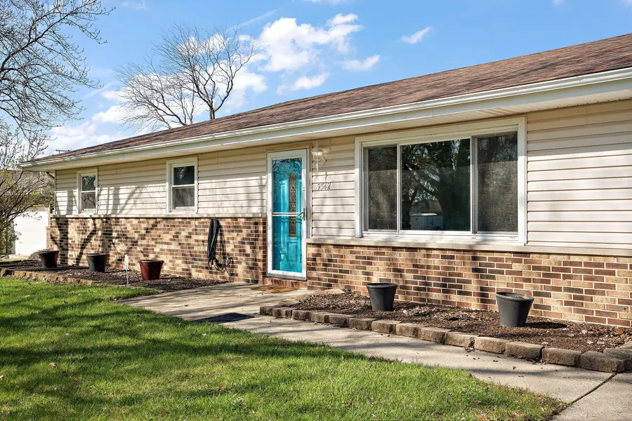 9542 Roosevelt PL, Crown Point, IN 46307