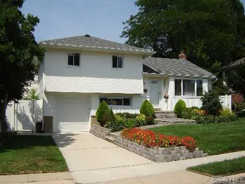 8 Debora DR, Plainview, NY 11803