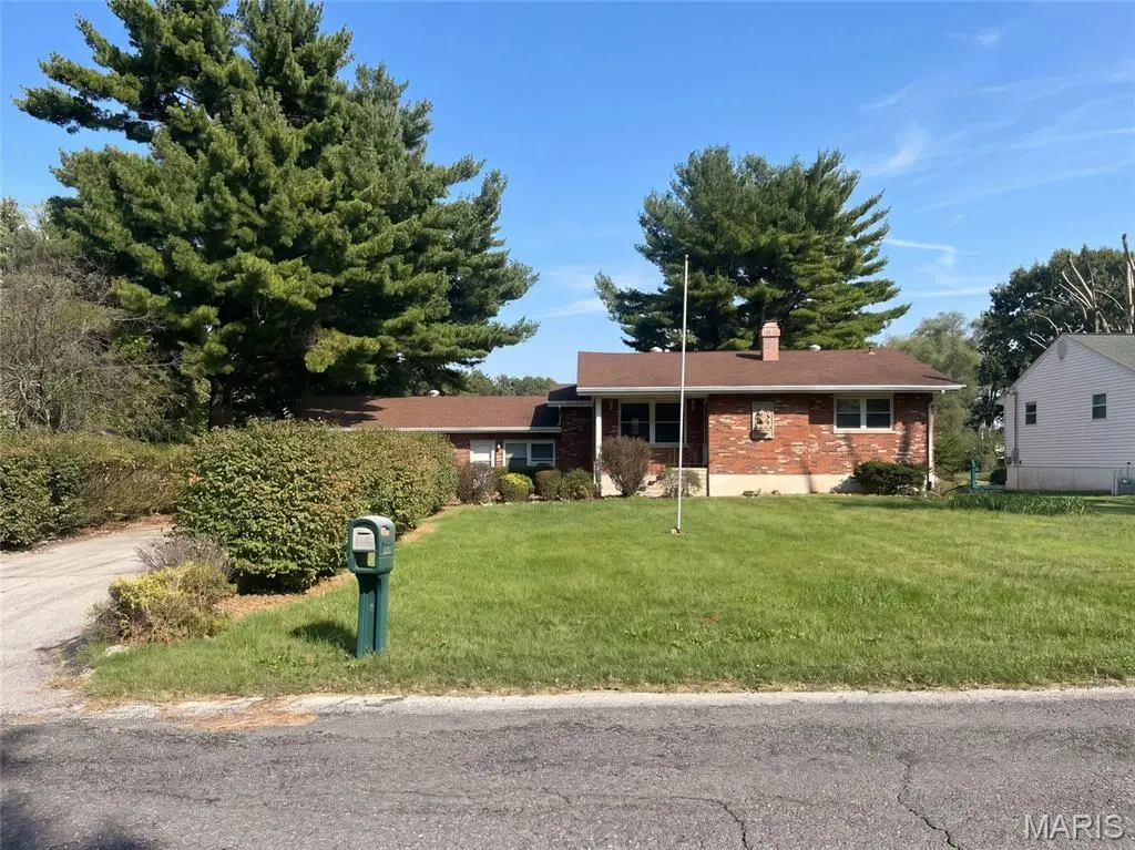 8 Monticello PL, Fairview Heights, IL 62208