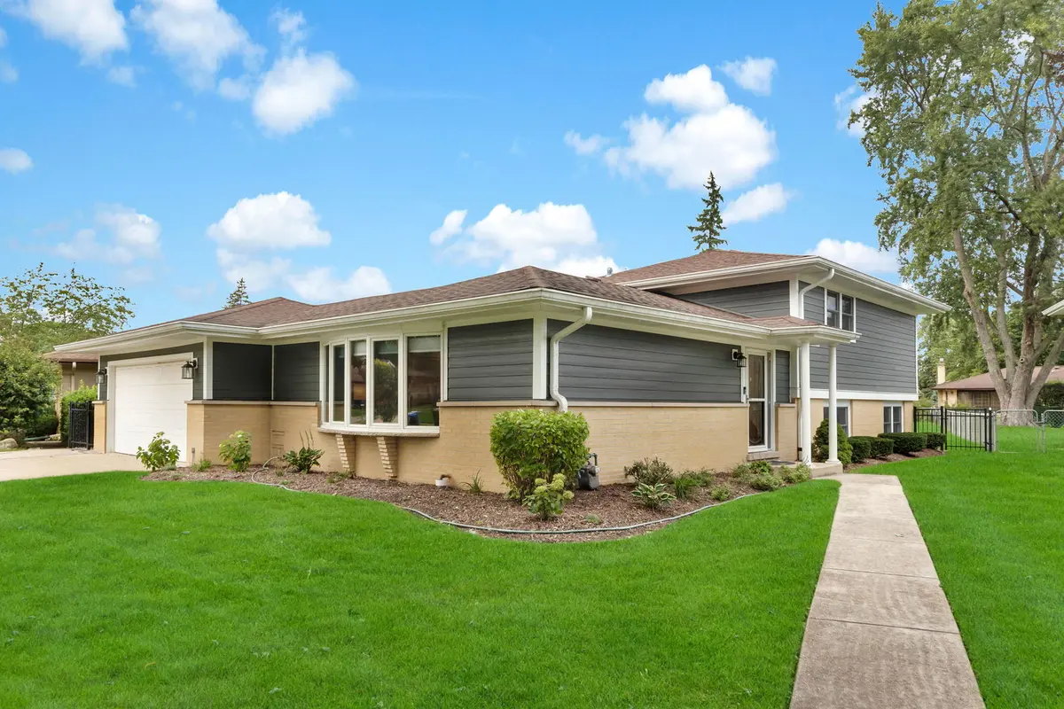 1602 N Oneida LN, Mount Prospect, IL 60056