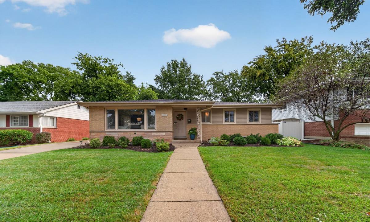 863 S Cedar AVE, Elmhurst, IL 60126