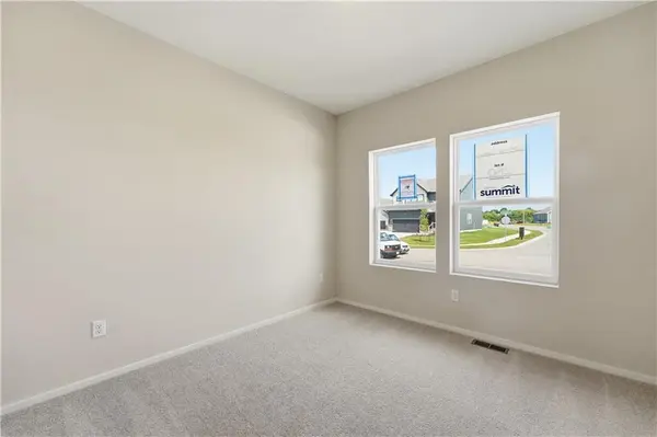 1516 SW 8th TER, Oak Grove, MO 64075