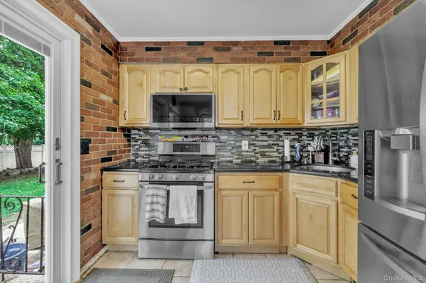 296 Heathcote RD, Lindenhurst, NY 11757