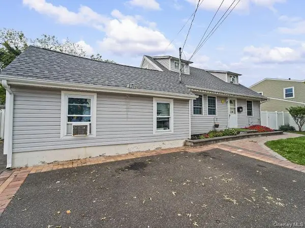 126 Claywood DR, Brentwood, NY 11717