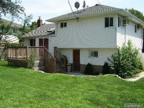 8 Debora DR, Plainview, NY 11803