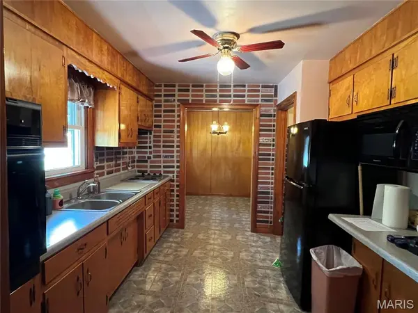 4466 Fosterburg RD, Alton, IL 62002