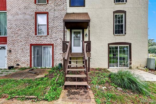 314 Carmel Woods DR, Ellisville, MO 63021