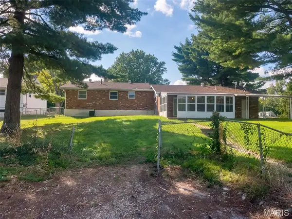 8 Monticello PL, Fairview Heights, IL 62208