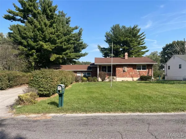 8 Monticello PL, Fairview Heights, IL 62208