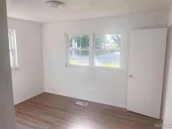 8 Monticello PL, Fairview Heights, IL 62208