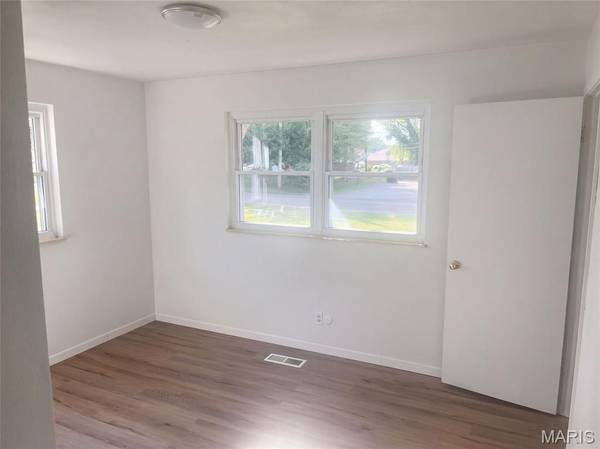 8 Monticello PL, Fairview Heights, IL 62208