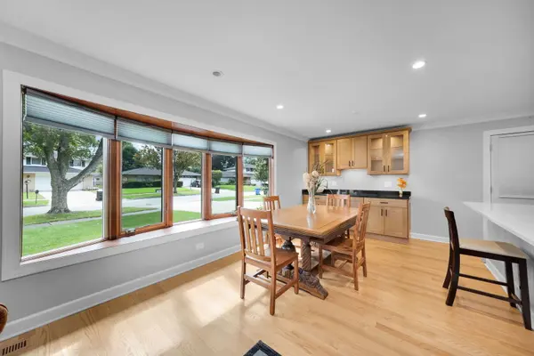 1602 N Oneida LN, Mount Prospect, IL 60056