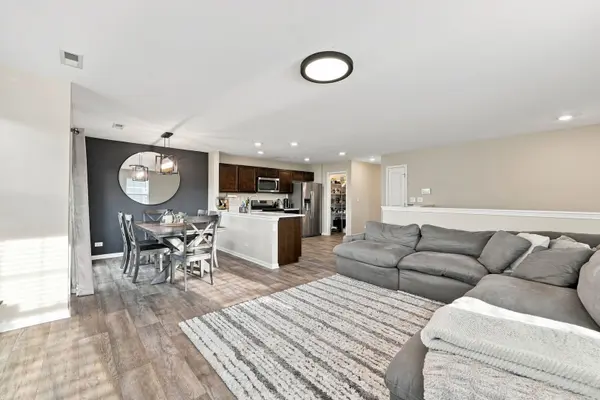 3839 Honeysuckle LN, Elgin, IL 60124