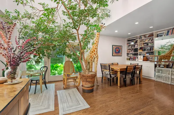 925 W Wolfram ST, Chicago, IL 60657