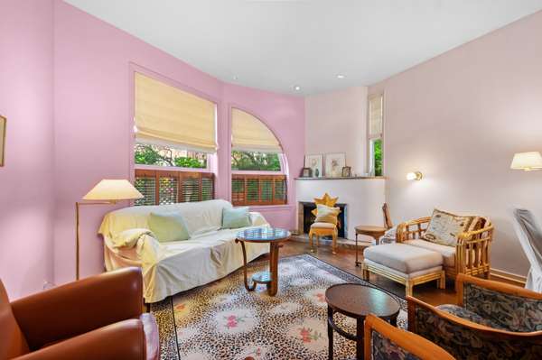 925 W Wolfram ST, Chicago, IL 60657