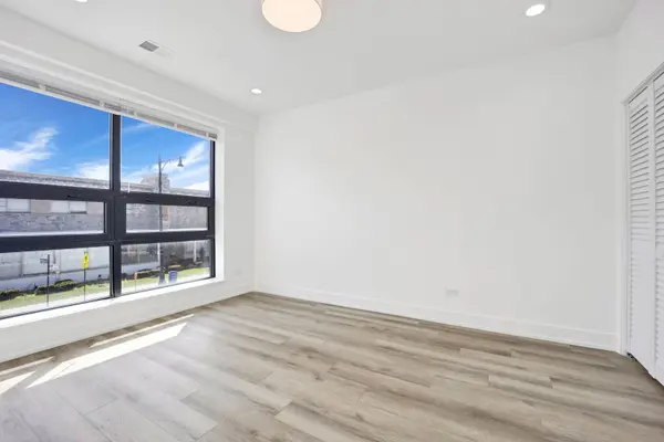 4350 W Lawrence AVE #306, Chicago, IL 60630