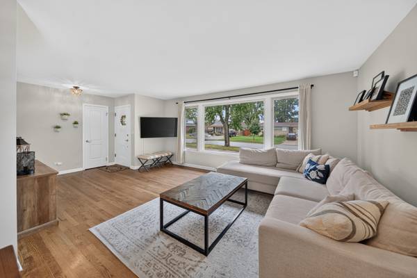 863 S Cedar AVE, Elmhurst, IL 60126