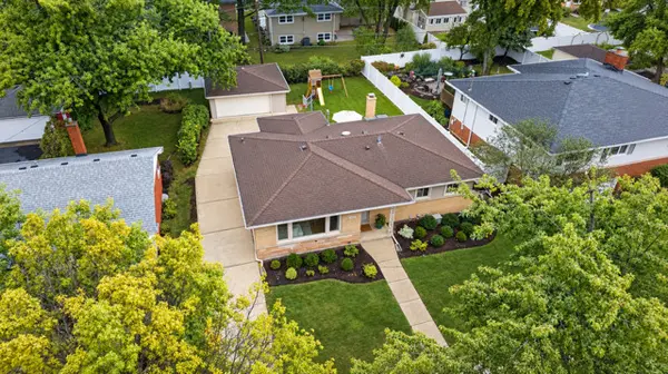 863 S Cedar AVE, Elmhurst, IL 60126