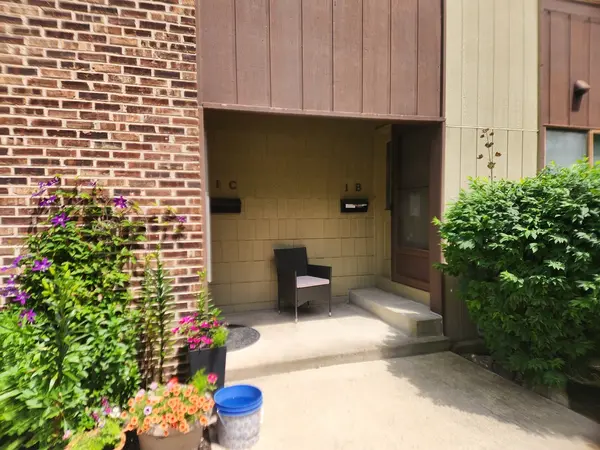 1 Stony Creek DR #1B, Palos Hills, IL 60465