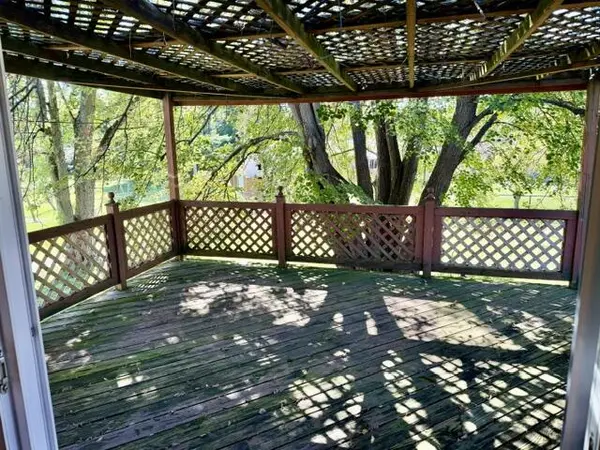 302 Green Acres DR, Valparaiso, IN 46383