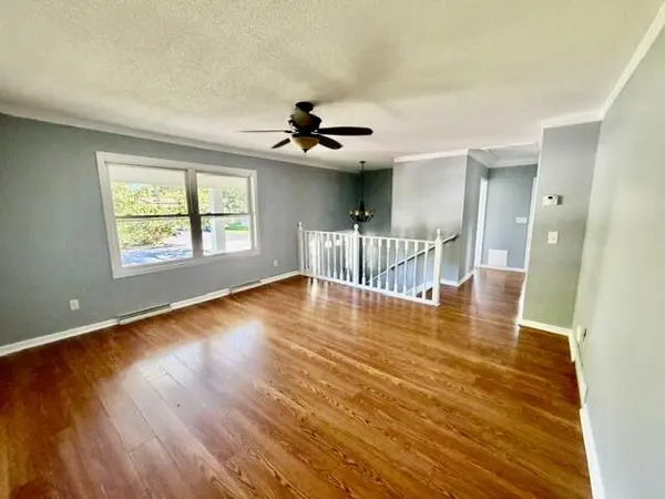302 Green Acres DR, Valparaiso, IN 46383