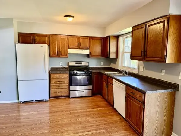 302 Green Acres DR, Valparaiso, IN 46383