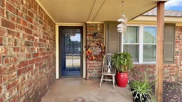1821 Edinburg DR, Yukon, OK 73099