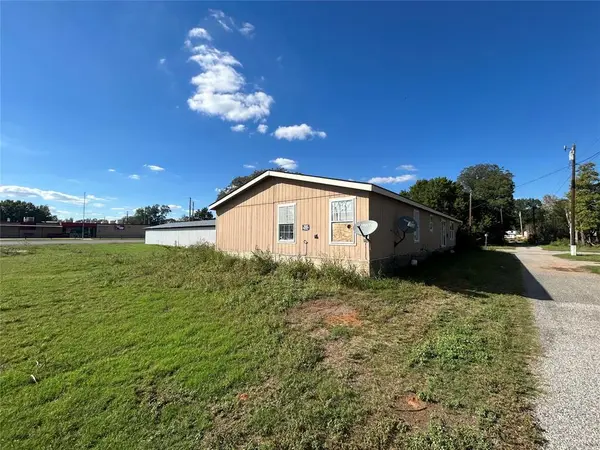 202 S Cedar AVE, Erick, OK 73645
