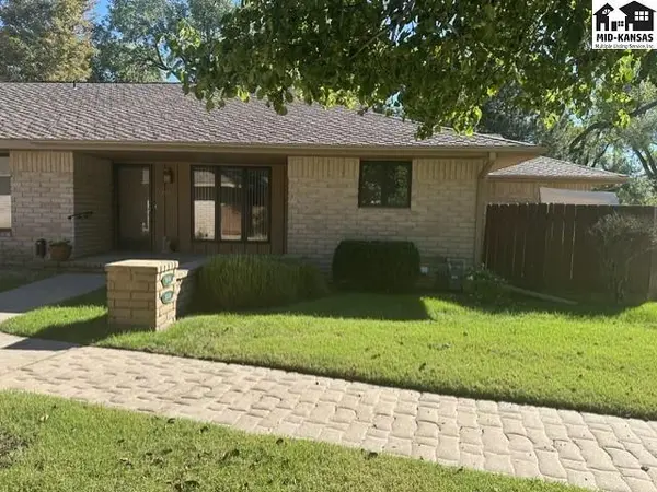 3006 Mission Dr, Hutchinson, KS 67502