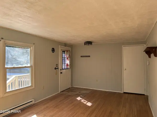 3 Chipmunk CT, Hawley, PA 18428