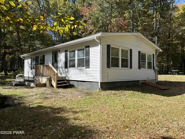 3 Chipmunk CT, Hawley, PA 18428
