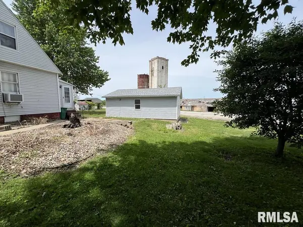 102 & 104 W 1ST ST, Table Grove, IL 61482