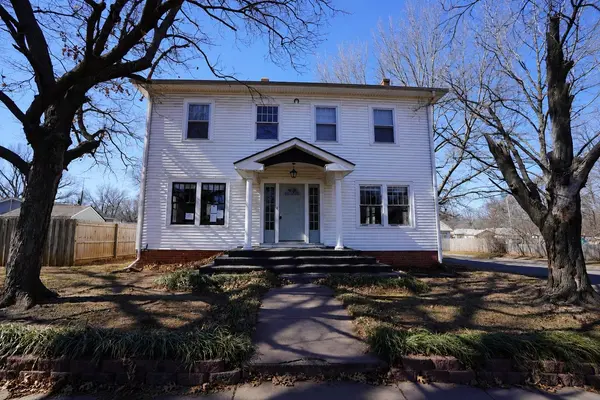 201 Park,  Winfield,  KS 67156