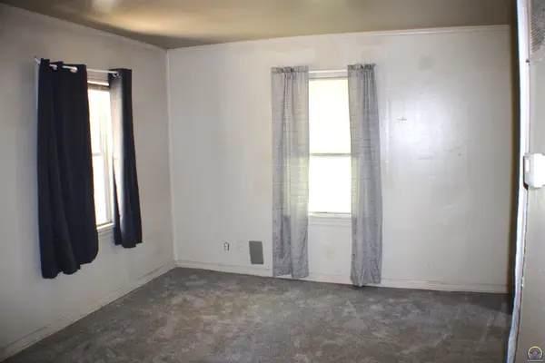 2046 SW Lincoln ST, Topeka, KS 66604
