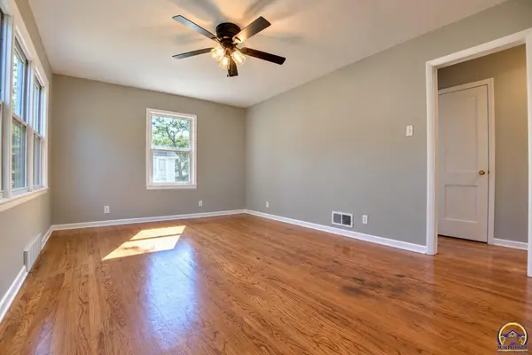 1737 SW Moundview DR, Topeka, KS 66604