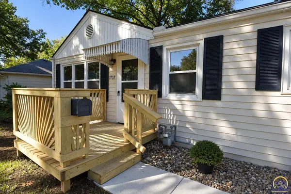 1737 SW Moundview DR, Topeka, KS 66604