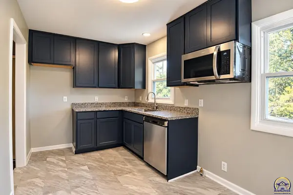 1737 SW Moundview DR, Topeka, KS 66604