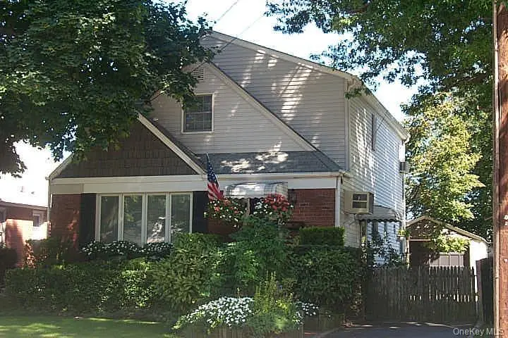24 Fieldston ST, Westbury, NY 11590