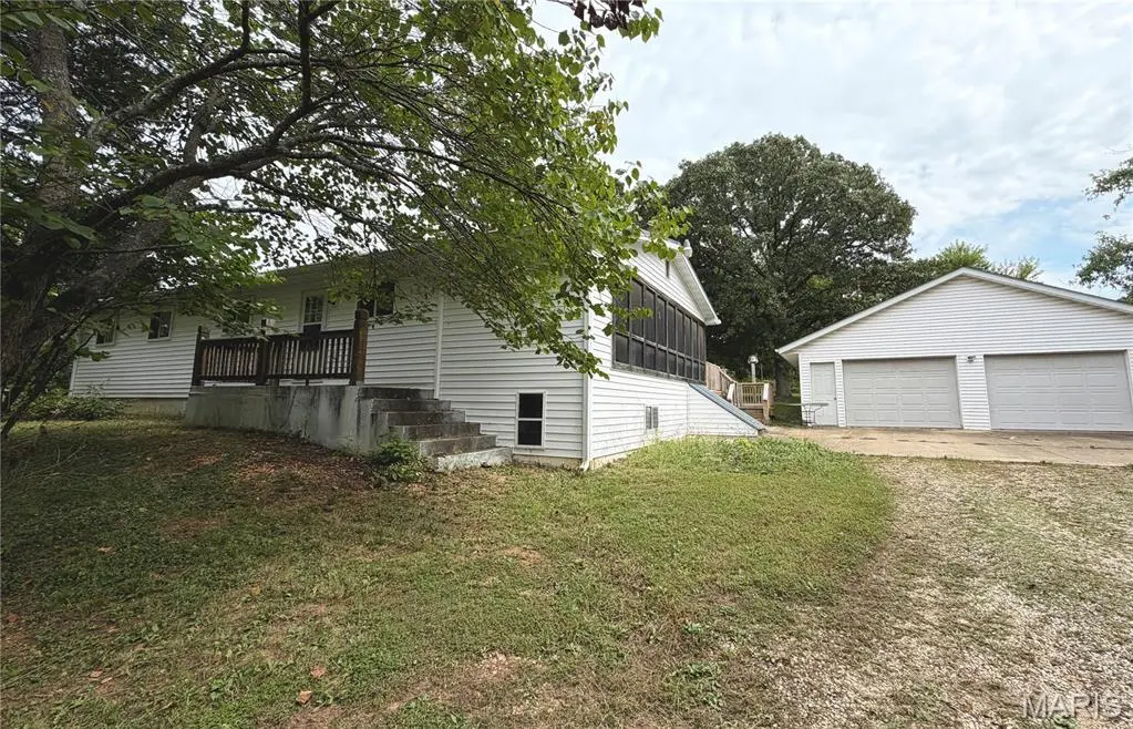 797 Rohrer RD, Bourbon, MO 65441