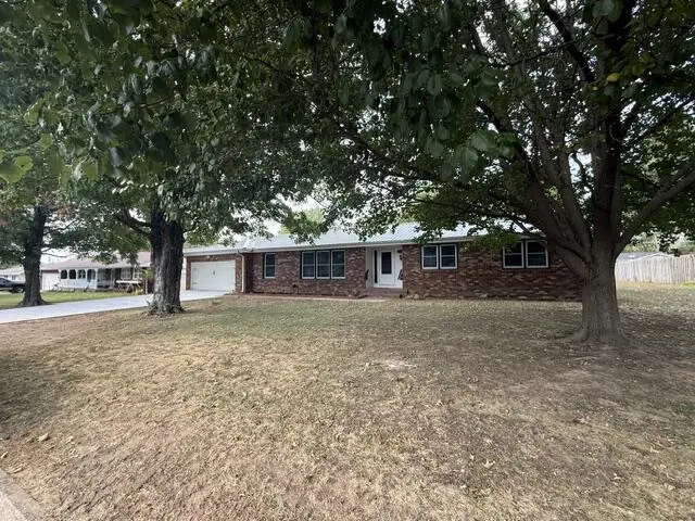 811 Richards DR, Mountain Grove, MO 65711