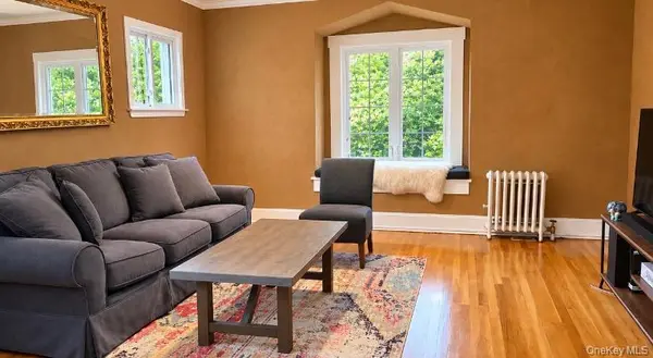 40-09 208th ST #2nd Floor, Bayside, NY 11361