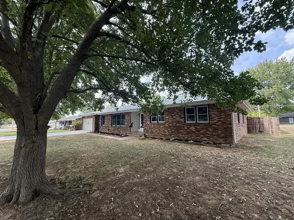 811 Richards DR, Mountain Grove, MO 65711